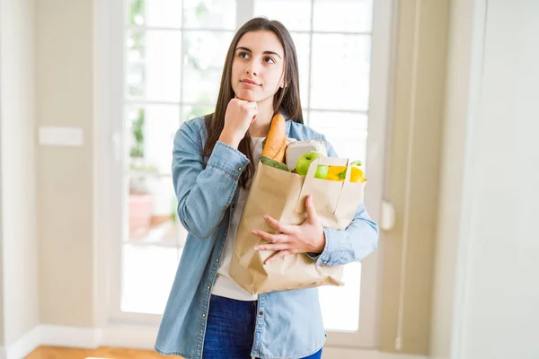 Hermosa Mujer Joven Sosteniendo Bolsa Papel Llena Alimentos Saludables Cara —  Fotos de Stock