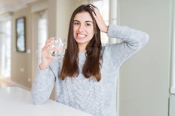 Vacker Ung Kvinna Dricker Ett Färskt Glas Vatten Stressad Med — Stockfoto