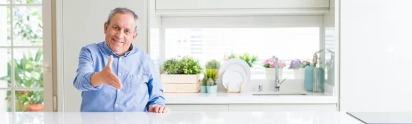 Perspectiva Ângulo Largo Homem Sênior Bonito Casa Sorrindo Amigável Oferecendo — Fotografia de Stock