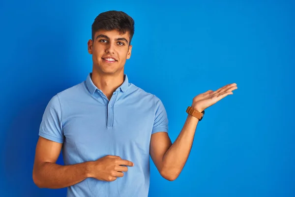 Joven Hombre Indio Con Polo Casual Parado Sobre Fondo Azul — Foto de Stock