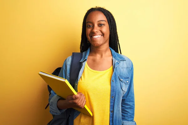 Mulher Estudante Afro Americana Vestindo Mochila Livro Sobre Fundo Amarelo — Fotografia de Stock