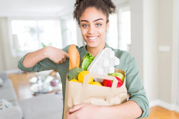 Jonge Afro Amerikaanse Meisje Bedrijf Papieren Zak Van Boodschappen Van — Stockfoto