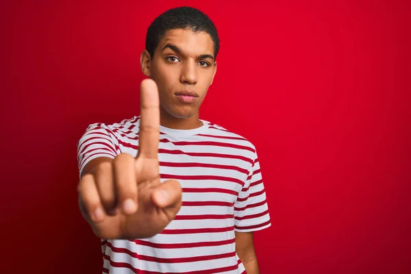 Jovem Bonito Árabe Homem Vestindo Listrado Shirt Sobre Isolado Vermelho — Fotografia de Stock