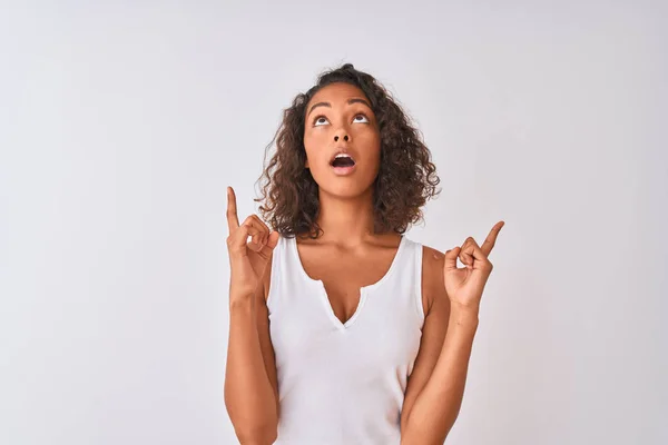 Jovem Brasileira Vestindo Camiseta Casual Sobre Fundo Branco Isolado Espantado — Fotografia de Stock