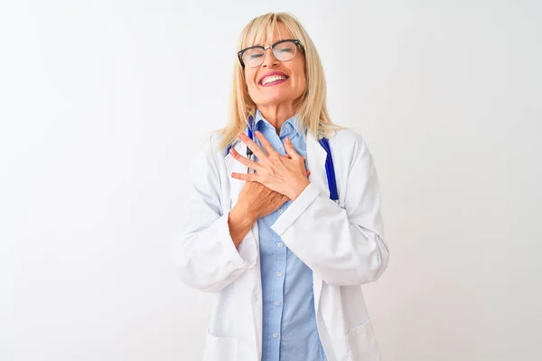 Medico Donna Mezza Età Con Occhiali Stetoscopio Sfondo Bianco Isolato — Foto Stock