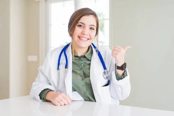 Vacker Ung Läkare Kvinna Bär Medicinsk Rock Och Stetoskop Leende — Stockfoto