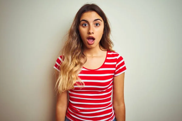 Junge Schöne Frau Roten Streifen Shirt Über Weißen Isolierten Hintergrund — Stockfoto