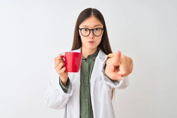 Young Chinese Dooctor Woman Wearing Glasses Drinking Coffee Isolated White — Stockfoto