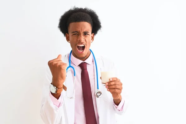 Młody African American Lekarz Człowiek Picia Szkła Mleka Białym Tle — Zdjęcie stockowe