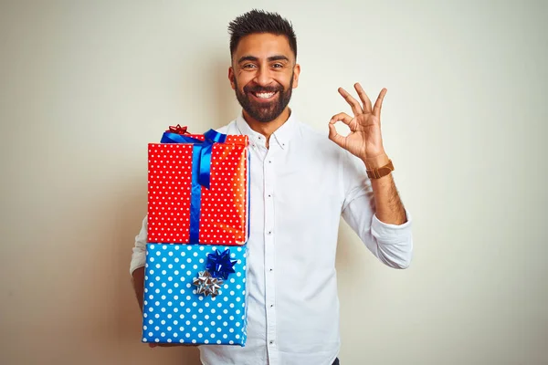 Unga Arabiska Indiska Spansktalande Man Innehar Födelsedagspresenter Stående Över Isolerad — Stockfoto