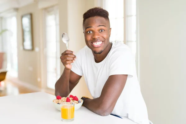 Pohledný Afričan americký, který žere obilniny a bobule — Stock fotografie
