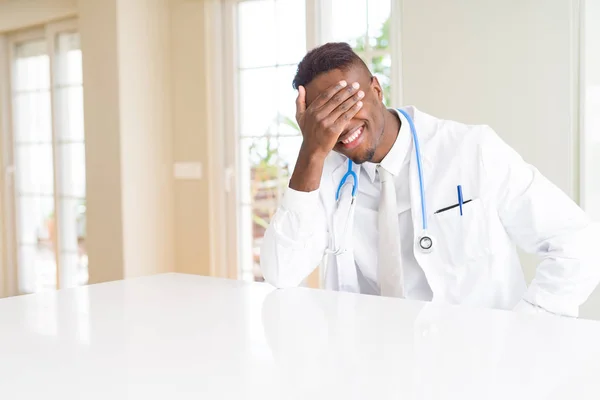 Médico Afroamericano Clínica Sonriendo Riendo Con Mano Cara Cubriendo Los — Foto de Stock