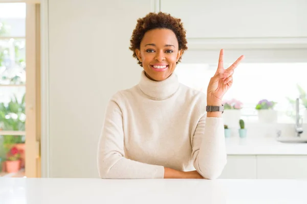 Unga Vackra Afroamerikanska Kvinnan Hemma Leende Med Glada Ansikte Blinkningar — Stockfoto