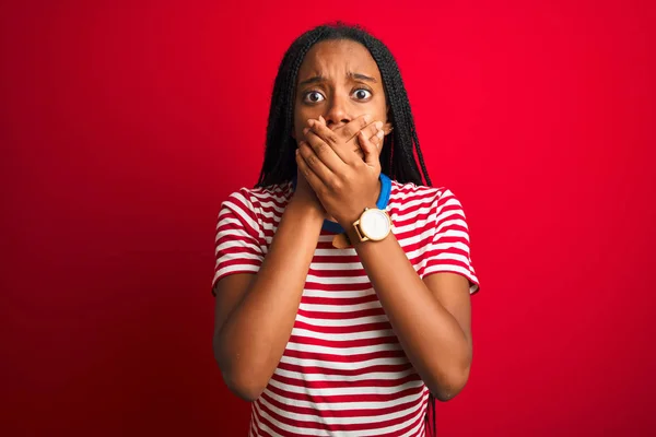 Jovem Afro Americana Vestindo Camiseta Listrada Sobre Fundo Vermelho Isolado — Fotografia de Stock