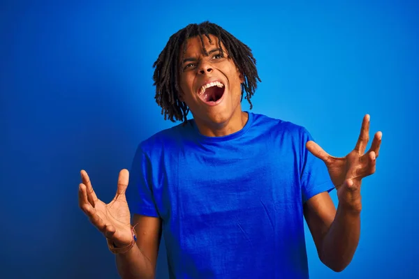 Homem Afro Americano Com Dreadlocks Vestindo Camiseta Sobre Fundo Azul — Fotografia de Stock