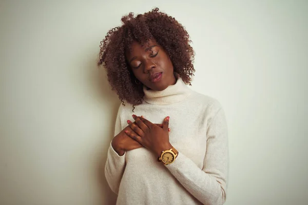 고립된 터틀넥 스웨터를 아프리카 아프로 여성이 가슴에 얼굴에 감사하는 제스처를 — 스톡 사진