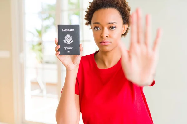 Joven Mujer Afroamericana Portadora Pasaporte Estados Unidos América Con Mano — Foto de Stock