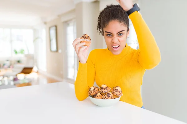 Jonge Afro Amerikaanse Vrouw Eten Chocolade Chips Muffins Geïrriteerd Gefrustreerd — Stockfoto