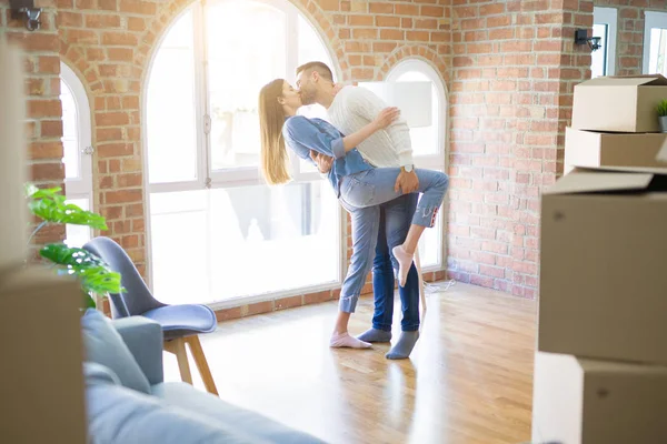 Mooie jonge paar verhuizen naar een nieuw huis, dansen in liefde cel — Stockfoto