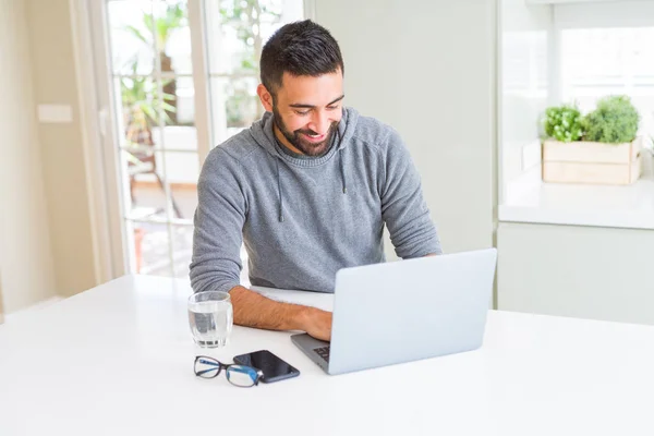 Hombre Sonriendo Trabajando Con Ordenador Portátil — Foto de Stock