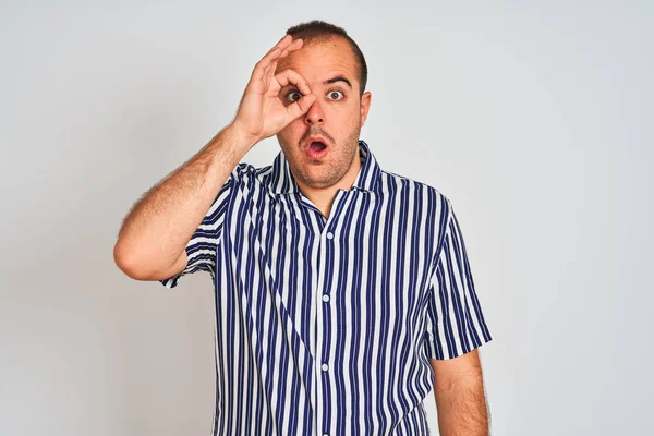 Hombre Joven Con Camisa Rayas Azules Pie Sobre Fondo Blanco —  Fotos de Stock