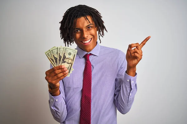 Empresário Afro Americano Com Dreadlocks Segurando Dólares Sobre Fundo Branco — Fotografia de Stock