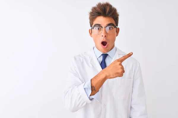 Joven Cientista Guapo Con Gafas Abrigo Sobre Fondo Blanco Aislado —  Fotos de Stock