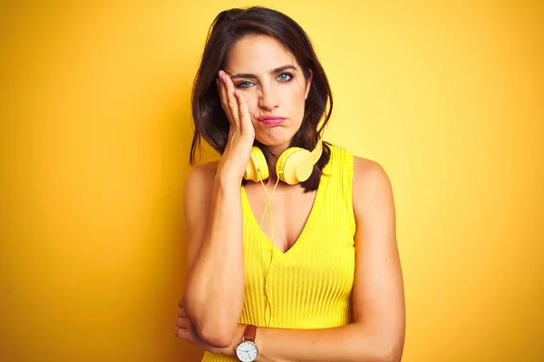 Mujer Hermosa Joven Con Auriculares Sobre Fondo Aislado Amarillo Pensando —  Fotos de Stock