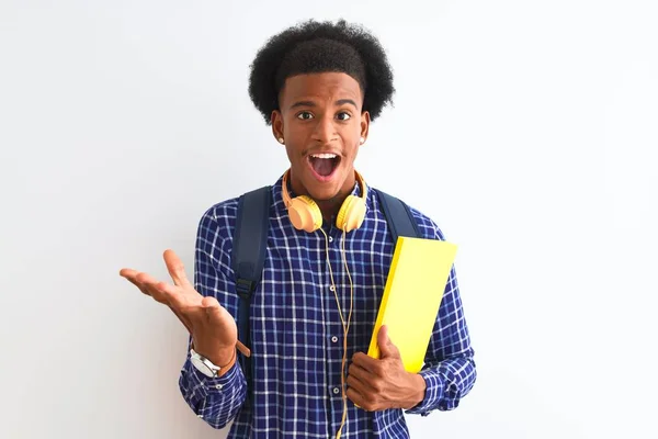 African American Student Man Bär Hörlurar Ryggsäck Över Isolerad Vit — Stockfoto