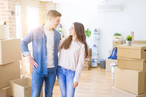 Mooie Jonge Paar Knuffelen Liefde Het Houden Van Blackboard Verhuizen — Stockfoto