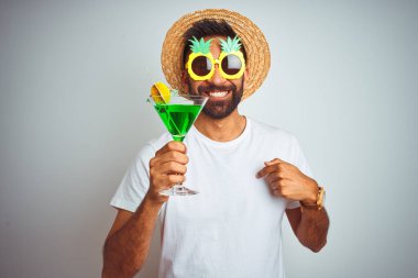 Hint adam yaz komik bir görünüm kendine işaret parmak ile izole beyaz arka plan üzerinde kokteyl içme giyen