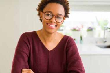 Afro saçlı gözlüklü güzel genç Afrika kadın