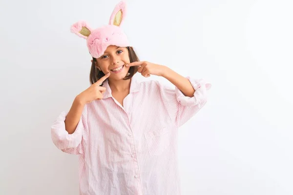 Schöne Kindermädchen Mit Schlafmaske Und Pyjama Vor Isoliertem Weißen Hintergrund — Stockfoto