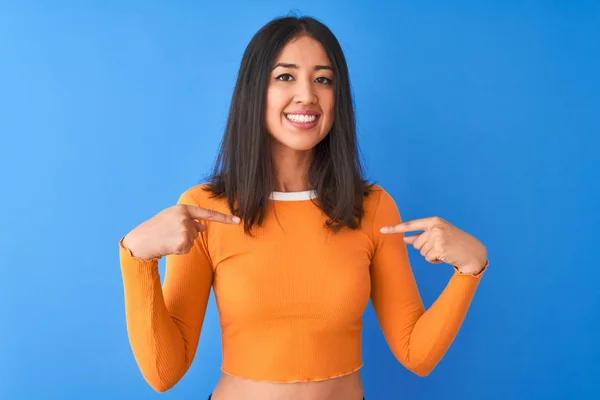 Jonge Mooie Chinese Vrouw Draagt Oranje Shirt Staan Geïsoleerde Blauwe — Stockfoto