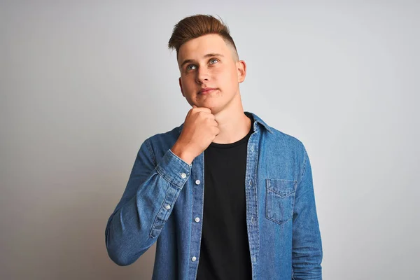 Jovem Homem Bonito Vestindo Camisa Jeans Sobre Fundo Branco Isolado — Fotografia de Stock