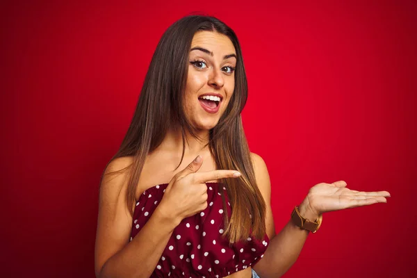 Junge Schöne Frau Lässigem Shirt Vor Isoliertem Rotem Hintergrund Stehend — Stockfoto