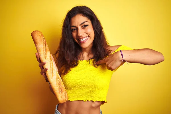Jonge Mooie Baker Vrouw Houdt Brood Staande Geïsoleerde Gele Achtergrond — Stockfoto