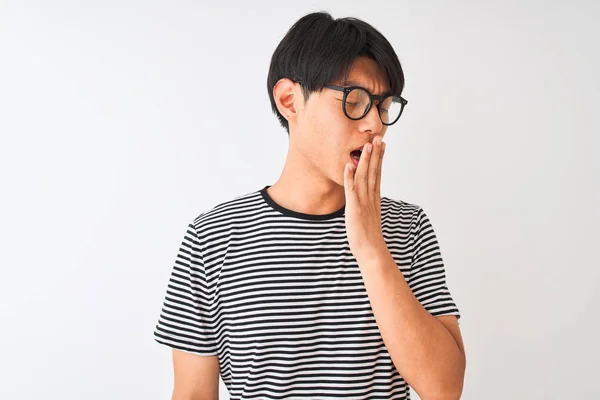 Hombre Chino Con Gafas Camiseta Rayas Marina Pie Sobre Fondo — Foto de Stock