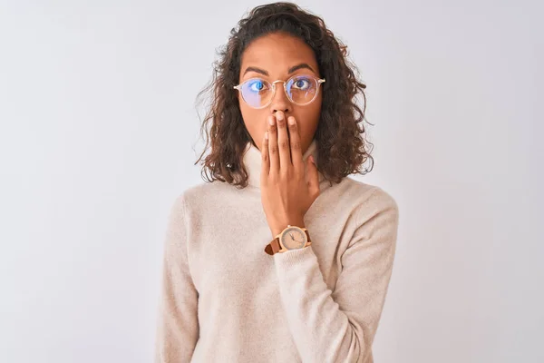 Junge Brasilianerin Mit Rollkragenpullover Und Brille Über Isoliertem Weißem Hintergrund — Stockfoto