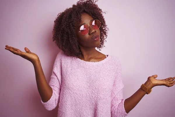 Junge Afrikanische Afro Frau Die Pullover Und Sonnenbrille Über Isoliertem — Stockfoto