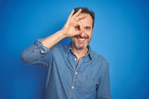 Bello Uomo Anziano Mezza Età Con Capelli Grigi Sfondo Blu — Foto Stock