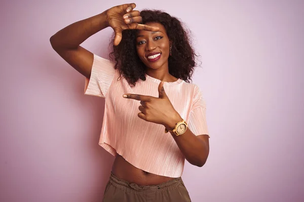 Jonge Afro Amerikaanse Vrouw Met Een Shirt Een Geïsoleerde Roze — Stockfoto