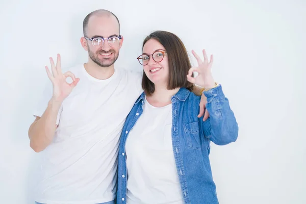 Casal Jovem Juntos Usando Óculos Sobre Fundo Isolado Branco Fazendo — Fotografia de Stock