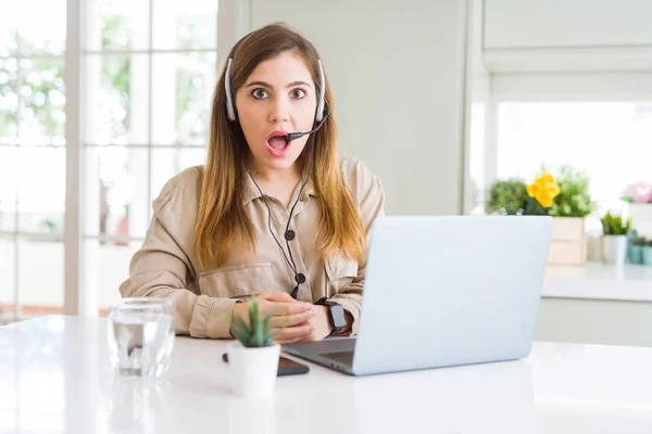 Bella Giovane Donna Operatore Che Lavora Con Computer Portatile Indossa — Foto Stock