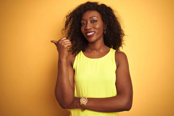 Genç Afro Amerikalı Kadın Tişört Giyip Izole Edilmiş Sarı Arka — Stok fotoğraf