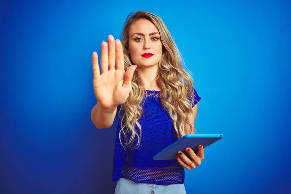 Jonge Mooie Vrouw Met Behulp Van Tablet Blauwe Geïsoleerde Achtergrond — Stockfoto