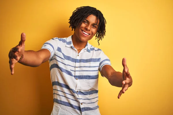 Hombre Afroamericano Con Rastas Con Camisa Rayas Sobre Fondo Amarillo —  Fotos de Stock