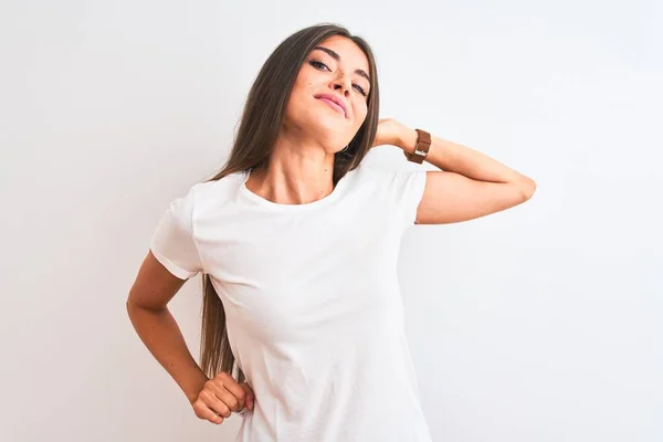 Genç Güzel Bir Kadın Günlük Tişört Giyip Izole Edilmiş Beyaz — Stok fotoğraf