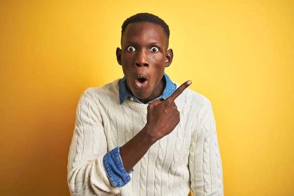 Hombre Afroamericano Con Camisa Vaquera Suéter Blanco Sobre Fondo Amarillo —  Fotos de Stock