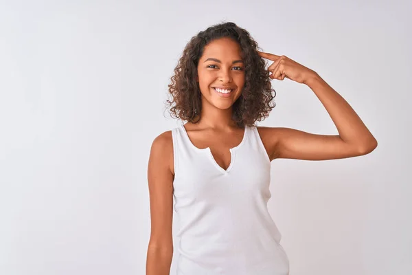 Jovem Brasileira Vestindo Camiseta Casual Sobre Fundo Branco Isolado Sorrindo — Fotografia de Stock